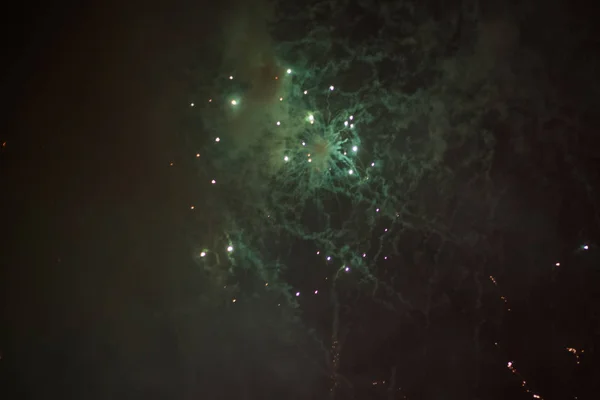 Explosivos y coloridos fuegos artificiales navideños en el cielo nocturno . —  Fotos de Stock