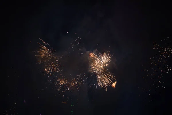 Explosive und bunte Feiertagsfeuerwerk am Nachthimmel. — Stockfoto