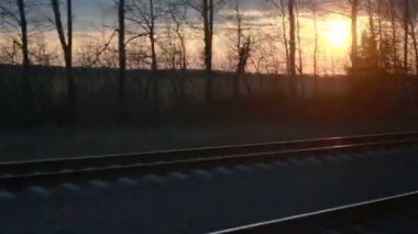 Pencere görünümü dramatik günbatımı ışığı ile tren