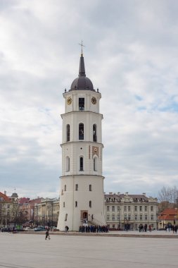 Vilnius, Litvanya - 11 Nisan 2019: Çan Kulesi ile Katedral Meydanı