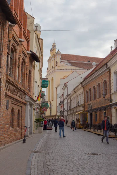 Vilnius, Lituania - 11 aprile 2019: Turisti e residenti locali per le strade del centro storico di Vilnius. — Foto Stock