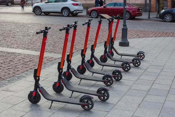 Vilnius, Litvanya - 11 Nisan 2019: Town Hall Meydanı'nda elektrikli scooterlar