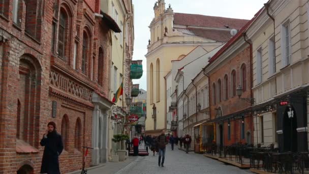 Vilnius, Lithuania - April 11, 2019: Tourists and local residents on the streets of Old Town of Vilnius. — Stock Video