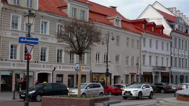 Βίλνιους, Λιθουανία - 11 Απριλίου 2019: Τουρίστες και ντόπιοι κάτοικοι στους δρόμους της Παλιάς Πόλης του Βίλνιους. — Αρχείο Βίντεο