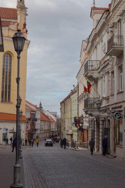 Vilnius, Litvanya - 11 Nisan 2019: Vilnius Eski Kasabası sokaklarında yaşayan turistler ve yerel halk.