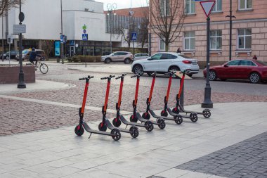 Vilnius, Litvanya - 11 Nisan 2019: Town Hall Meydanı'nda elektrikli scooterlar