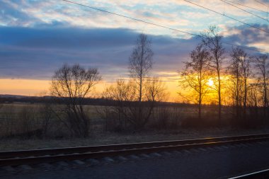 Pencere görünümü dramatik günbatımı ışığı ile tren