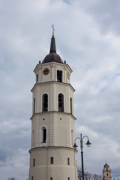 Vilna, Lituania - 11 de abril de 2019: Plaza de la Catedral con el campanario — Foto de Stock
