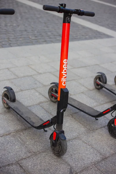 Vilnius, Lituanie - 11 avril 2019 : Scooters électriques sur la place de la Mairie — Photo