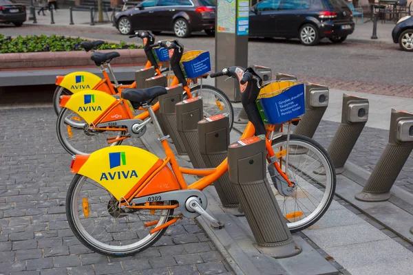 Vilnius, Lituanie - 11 avril 2019 : Vélos sur la place de la mairie — Photo