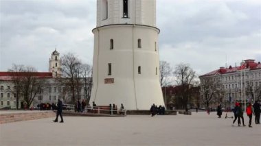 Vilnius, Litvanya - 11 Nisan 2019: Çan Kulesi ile Katedral Meydanı