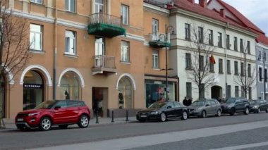 Vilnius, Litvanya - 11 Nisan 2019: Vilnius Eski Kasabası sokaklarında yaşayan turistler ve yerel halk.