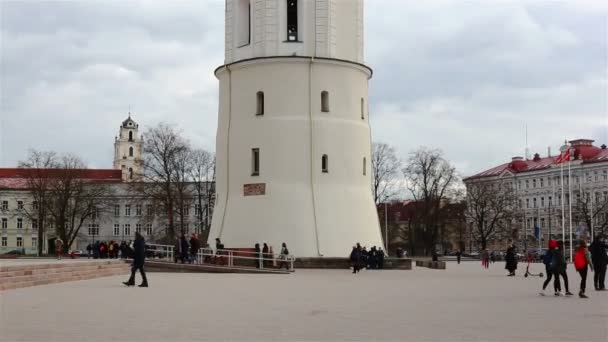 Vilnius, Litva-11. dubna 2019: náměstí katedrály s zvonicí — Stock video