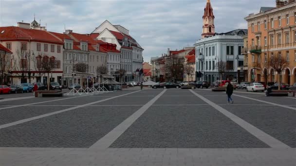 Βίλνιους, Λιθουανία-11 Απριλίου, 2019: θέα στην πλατεία Δημαρχείου — Αρχείο Βίντεο