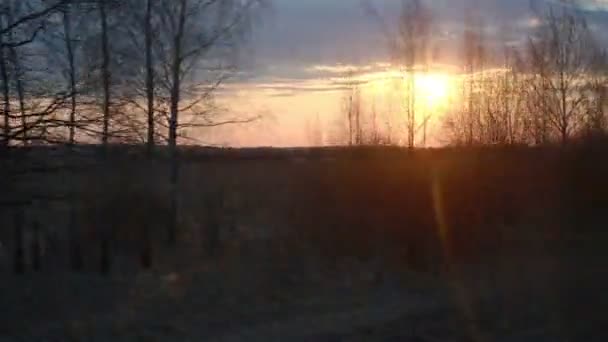 Vista da janela do trem com luz dramática do pôr do sol — Vídeo de Stock
