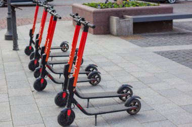 Vilnius, Litvanya - 11 Nisan 2019: Town Hall Meydanı'nda elektrikli scooterlar