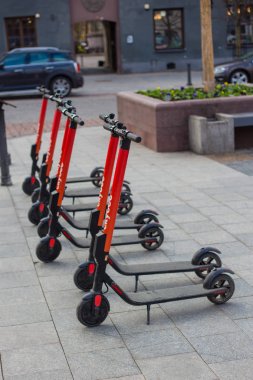 Vilnius, Litvanya - 11 Nisan 2019: Town Hall Meydanı'nda elektrikli scooterlar