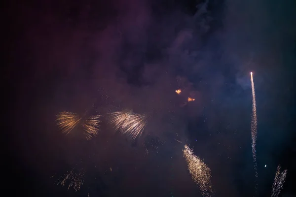 Feux d'artifice de vacances explosifs et colorés dans le ciel nocturne . — Photo