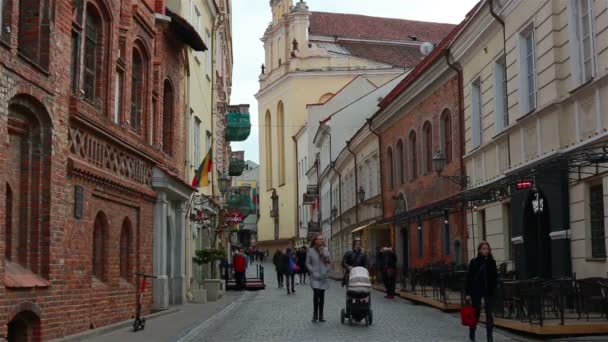 Vilnius, Litauen - 11. April 2019: Touristen und Einheimische auf den Straßen der Altstadt von Vilnius. — Stockvideo