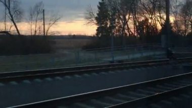Pencere görünümü dramatik günbatımı ışığı ile tren