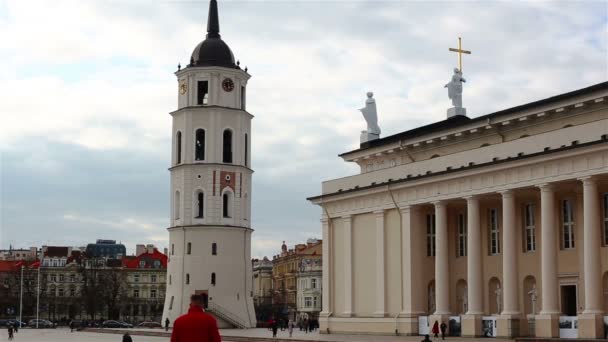 Vilnius, Litva-11. dubna 2019: náměstí katedrály s zvonicí — Stock video