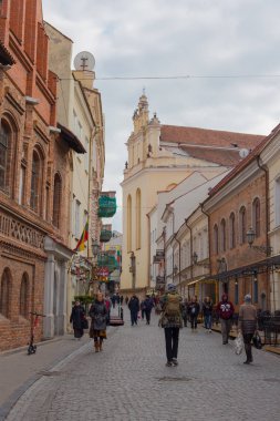 Vilnius, Litvanya - 11 Nisan 2019: Vilnius Eski Kasabası sokaklarında yaşayan turistler ve yerel halk.