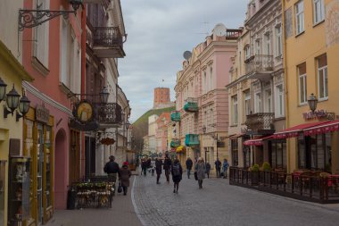 Vilnius, Litvanya - 11 Nisan 2019: Vilnius Eski Kasabası sokaklarında yaşayan turistler ve yerel halk.