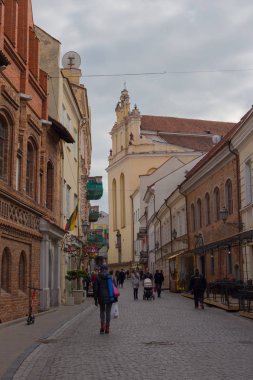 Vilnius, Litvanya - 11 Nisan 2019: Vilnius Eski Kasabası sokaklarında yaşayan turistler ve yerel halk.