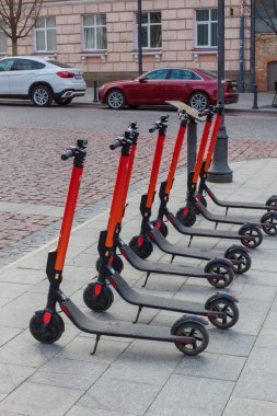 Vilnius, Litvanya - 11 Nisan 2019: Town Hall Meydanı'nda elektrikli scooterlar