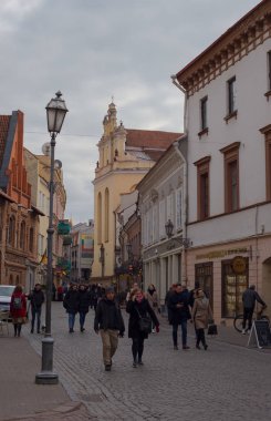 Vilnius, Litvanya - 11 Nisan 2019: Vilnius Eski Kasabası sokaklarında yaşayan turistler ve yerel halk.