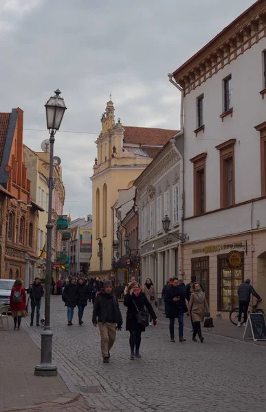 Vilnius, Litvanya - 11 Nisan 2019: Vilnius Eski Kasabası sokaklarında yaşayan turistler ve yerel halk.