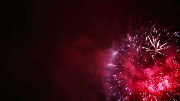 Explosieve en kleurrijke vakantie vuurwerk in de nachtelijke hemel. — Stockvideo