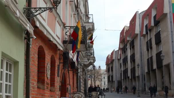 Vilnius, Lituanie - 11 avril 2019 : Touristes et résidents locaux dans les rues de la vieille ville de Vilnius. — Video