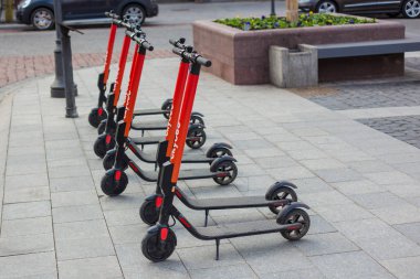 Vilnius, Litvanya - 11 Nisan 2019: Town Hall Meydanı'nda elektrikli scooterlar