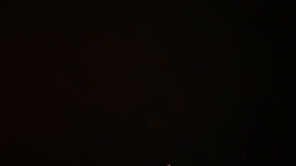 Взрывной и красочный праздничный фейерверк на ночном небе . — стоковое видео
