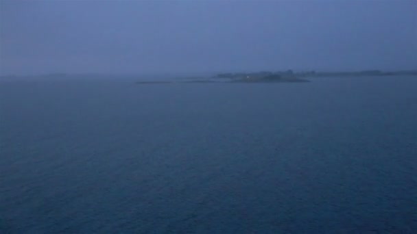 Foggy morgon till havs utsikt bildar en rörlig kryssningsfartyg. — Stockvideo