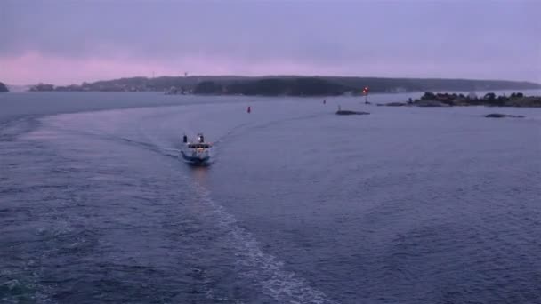 8. září2019. Lidingo, Švédsko: Mlhavé ráno na moři pohled tvoří pohybující se výletní loď. — Stock video