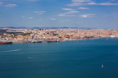 Lizbon, Tagus Nehri kıyısında, Portekiz 'in merkezinde. Feribottan Almada 'ya Tajo manzarası.