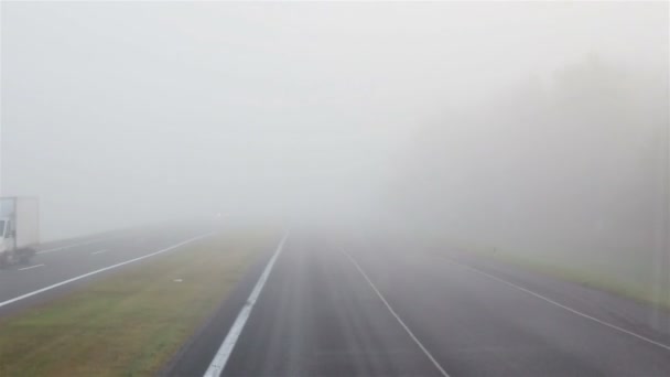 Rano droga z mgłą. Mglista autostrada. — Wideo stockowe