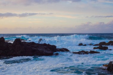 Piscinas Naturais Biscoitos sahilindeki lav taşları. Atlantik Okyanusu. Terceira Azores, Portekiz.