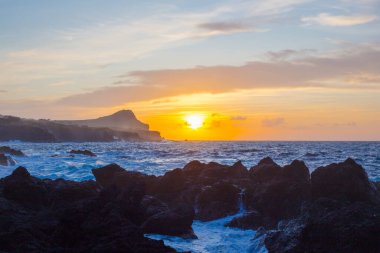 Piscinas Naturais Biscoitos sahilindeki lav taşları. Atlantik Okyanusu. Terceira Azores, Portekiz.