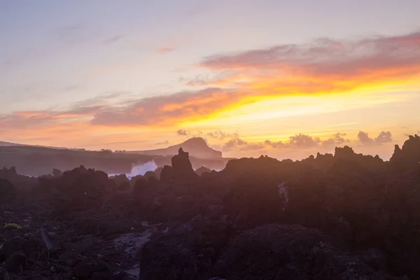 Pedras de lava na praia de Piscinas Naturais Biscoitos. Oceano Atlântico. Terceira Açores, Portugal . — Fotografia de Stock