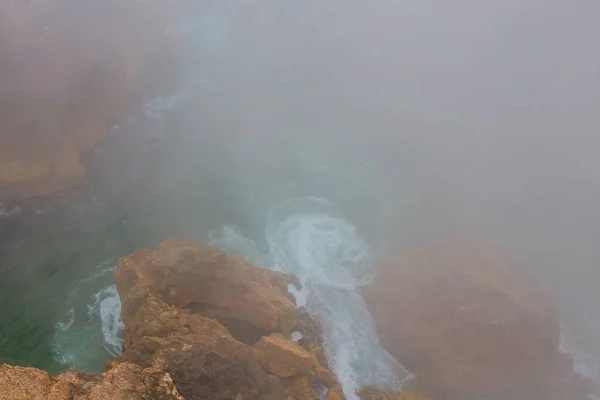 Tenger és homokos strand sűrű ködben, őszi nap — Stock Fotó