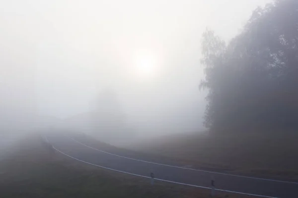 Straße mit Nebel am Morgen. neblige Autobahn. — Stockfoto