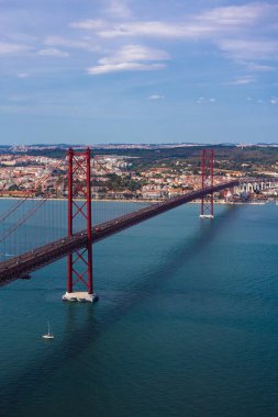 Ponte 25 de Abril, Lizbon şehrini Almada 'ya bağlayan asma köprü.