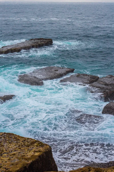 Côte de pierre et océan Atlantique à Peniche. Portugal — Photo