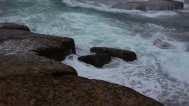 Peniche 'de taş sahili ve Atlantik Okyanusu. Portekiz
