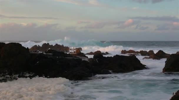 Камені лави на пляжі Піскінаса Природи Біскоітоса. Атлантичний океан. Terceira Azores, Portugal. — стокове відео