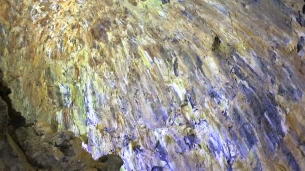 Cueva en un volcán extinto en la isla de Terceira Gruta do Algar do Carvao. Azores, Portugal — Vídeo de stock