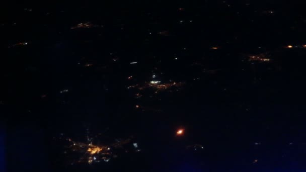 Lot nad Warszawą. Widok z otworu. Światła miejskie — Wideo stockowe